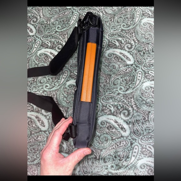 Tomtoc Protective Computer Shoulder Bag - Picture 4 of 10